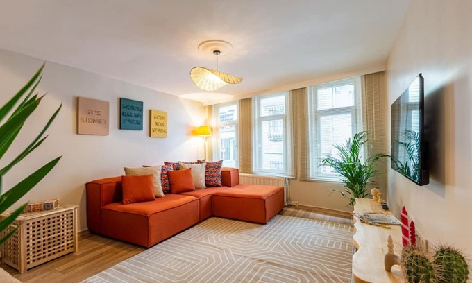Ortakoy Apartment | Missafir House with Refreshing Garden in Besiktas