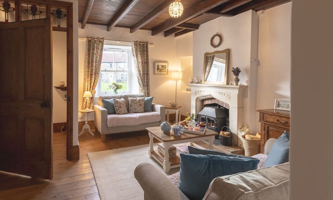 Richmond Apartment | Thimble cottage is a traditional two bedroom cottage with many original features