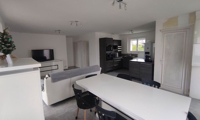 Bellerive-sur-Allier Apartment | Apartment 'Petite Maison - 70m2' with Balcony and Wi-Fi