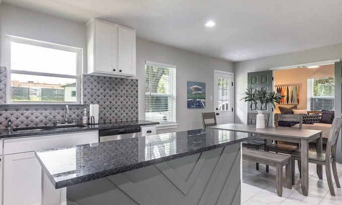 Dallas House | Bright and Stylish Home - 10 Min to Downtown!