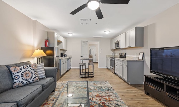 Cedar Crest House | Bright & Cheerful One Bedroom, 10 Min. to Downtown