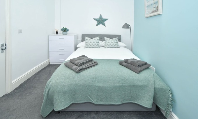 Stoke-on-Trent House | Sturgess House: Spacious and Stylish Escape in Stoke, Perfect for Long Stays!