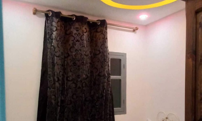 Sale Bed & Breakfast | مبيت + افطار غرفة خاصة لفرد واحد ، في شقة مع عائلة. الحمام و الدوش مشترك
