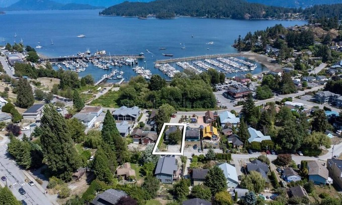 Gibsons House | Sunshine Coast at its best, Gibsons, close to Marina, beach and shops