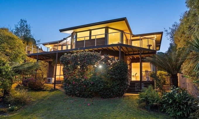 Kingston Beach House | House Seabreeze in Kingston Beach - Million Dollar View - 7 Bedrooms -Sleeps 14