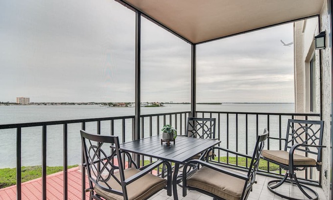 Palma del Mar Condo | Stylish St Petersburg Condo w/ Balcony + Bay Views