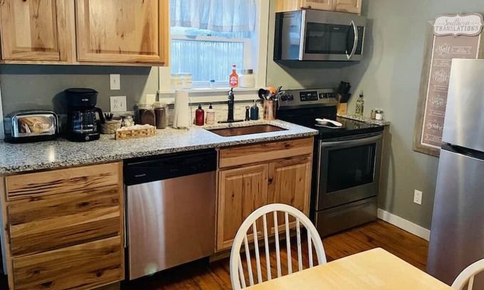 Maysville Cabin | Adorable Cabin, Steps from the Ohio River: Hot Tub, Fire Pit & Full Kitchen