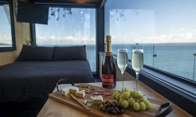 Laingholm Cabin | Clifftop Seaview Seduction