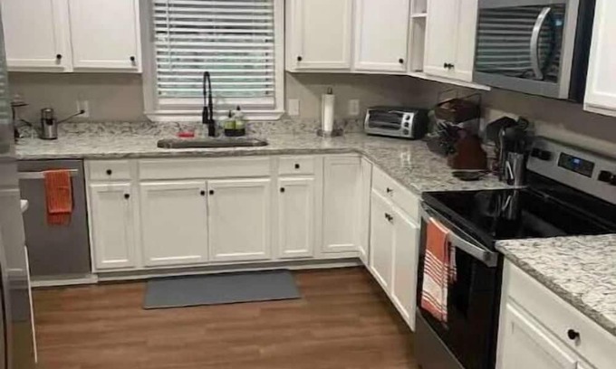 Westover House | Pet Friendly 2 bed,2 full bath home with fenced back yard