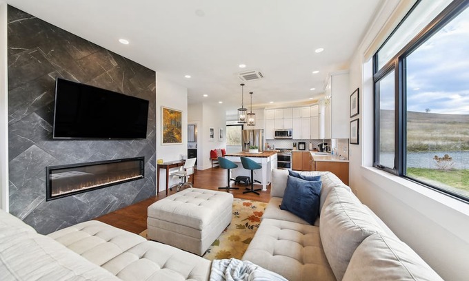 Eureka Cottage | Modern Eureka Getaway 1 Mi to Main St!