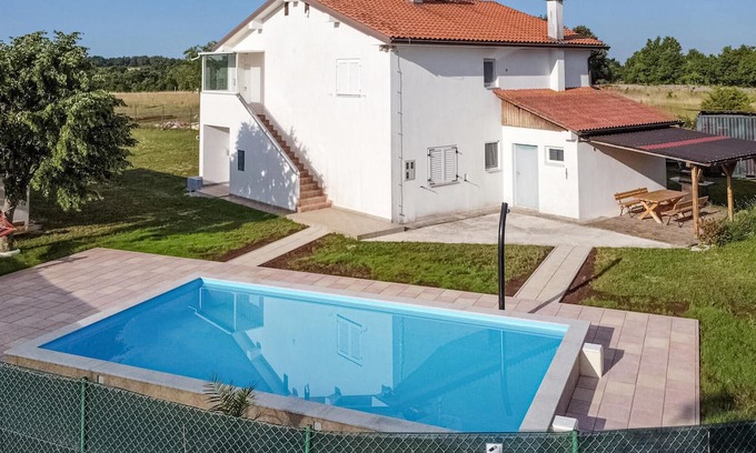 Prkacini Apartment | Ideal apartment for your family vacation with pool in a quiet location in Vidulini.
