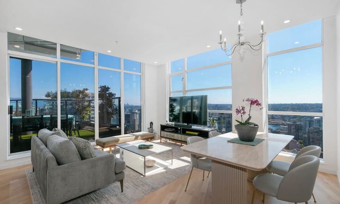 Downtown Vancouver Condo | D18 - Amazing 2 Bed Prestigious Residence!