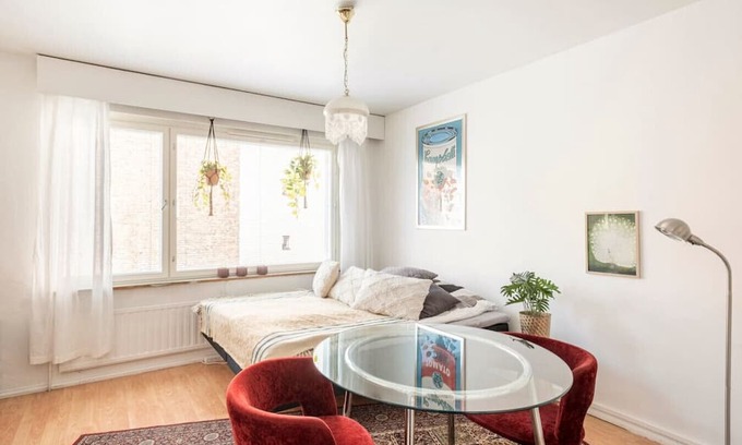 Punavuori Apartment | Central & Hip w King Bed, 50m tram & bus, Netflix