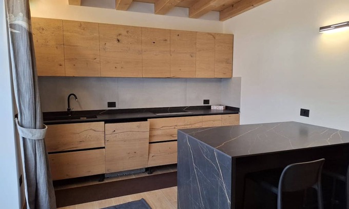 Mezzano House | Holiday Home 'Dimora Zoe' with Mountain View, Shared Garden and Wi-Fi