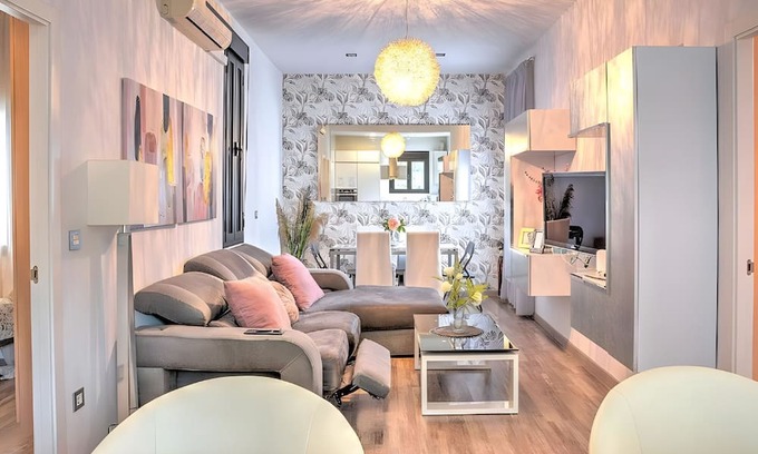 Ciudad Jardin Apartment | Apartment 'Gran Plaza Luminoso' with Balcony, Wi-Fi and Air Conditioning