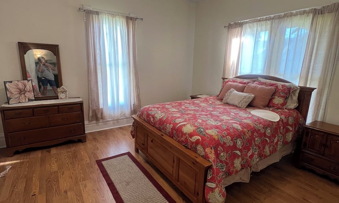 Fitzgerald House | 3 bedroom home in downtown Fitzgerald. Nice quiet neighborhood. Fenced backyard