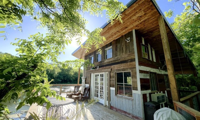 Excelsior Springs Cabin | Magical Tree House Rental near Kansas City for Glamping in Missouri