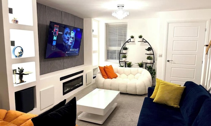 Wolverhampton House | Modern Cozy Room in 4BR Home