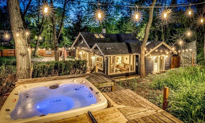 Miller Beach Cabin | Charming Cozy Cabin with Hot-tub in Gary, Indiana