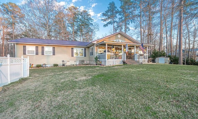 Milledgeville Cabin | Ultimate Lakefront Cabin with Outdoor Pool in Georgia