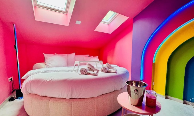 Verdun Apartment | Toi en couleurs - Sky of love & private Jacuzzi