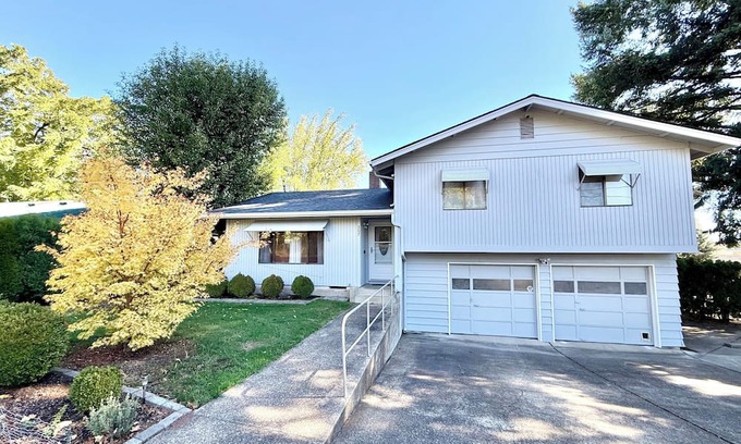 Philomath House | Roomy 3BR base in Philomath, near OSU and within 50 min of the coast with AC.