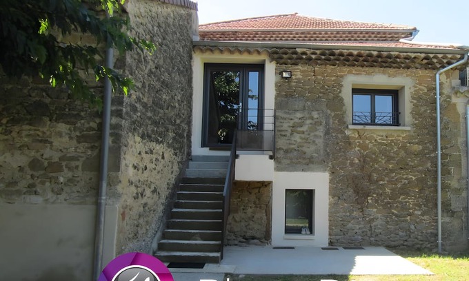 Montoison House | Holiday Home 'Syrah' with Wi-Fi and Air Conditioning