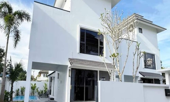 Wat Ket Villa | Chiang Mai Old City Brand New 5Star Luxury Private Pool Villa 4 Bedrooms