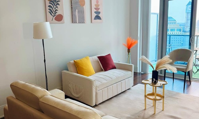 Downtown Mississauga Condo | Modern 1-Bed Condo Near Square One, Pearson & Downtown Toronto – Free Parking