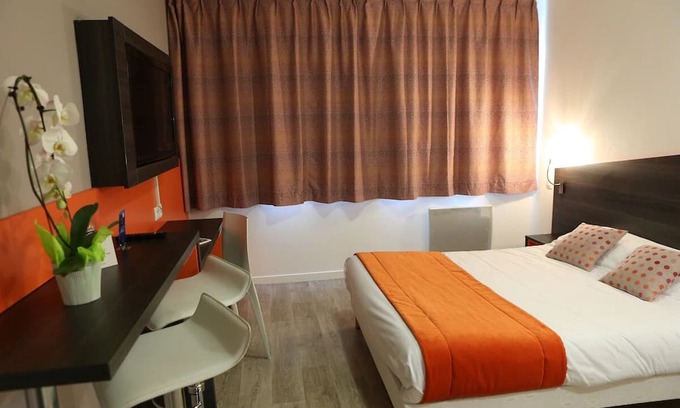Chevilly-Larue Hotel | Homey Studio: Paid Breakfast & Metro Nearby - Enjoy Parisian Trip!