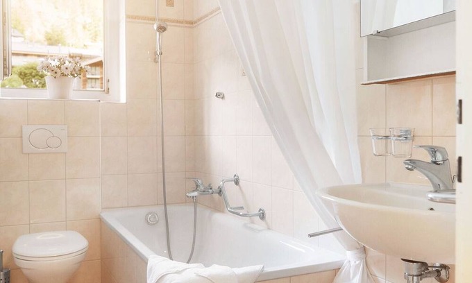Zermatt Apartment | Haus Kandahar Matterhorn View 1st floor 4 mins ski lift, 5 mins to town centre.
