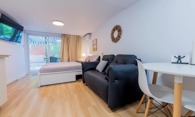 Cote-Des-Neiges—Notre-Dame-De-Grace Apartment | Charming studio w/Patio/parking