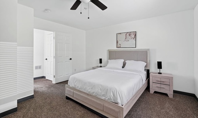 College Park Apartment | Bright 2Bd 1Bt Homes in Central Wellington