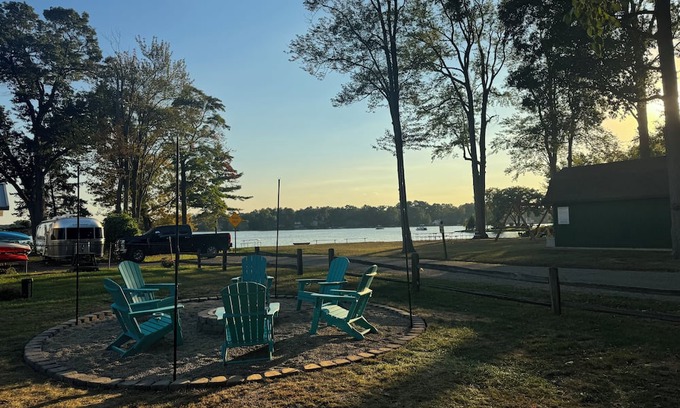 Commerce Township House | Lakeside 3 bedroom retreat with game room, hot tub and kayaks