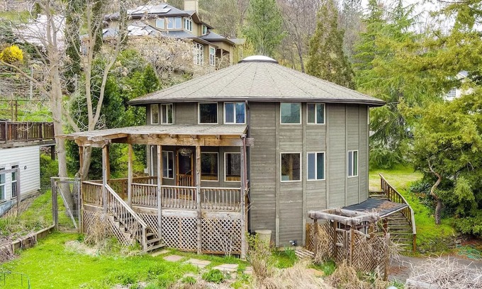 Skidmore Academy Historic District House | Monthly Rental Circular House blocks to Downtown & Oregon Shakespeare Festival