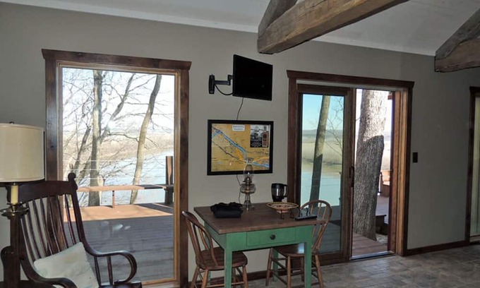 Treloar Bed & Breakfast | Fish Haus: charming cottage with breathtaking views of the Missouri River!