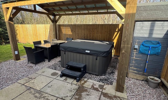 Longtown Apartment | Cosy modern apartment with private hot tub, family friendly, hiking trails.