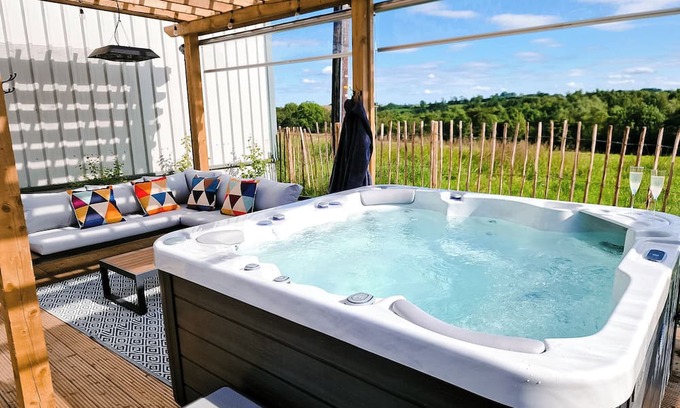 Cookstown Apartment | Lorraine's Loft - Hot Tub Get Away. Stunning countryside Views!