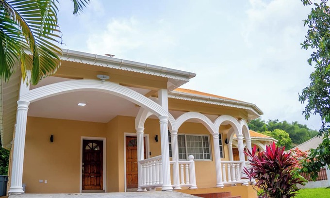 Pembroke House | Villa del Nique - Modern and serene 4-bedroom house in Pembroke