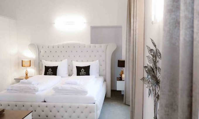 Aurolzmunster Apartment | Versailles Royal Suite 4 Guests|Breakfast Included