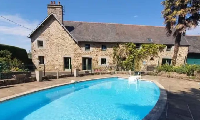 Saint-Quentin-sur-le-Homme Cottage | Au Mont De La Quintine #Pool and Jacuzzi