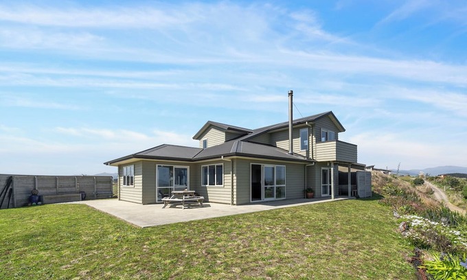 Waikawa Beach House | Seamless Serenity : Modern House in Nature's Lap