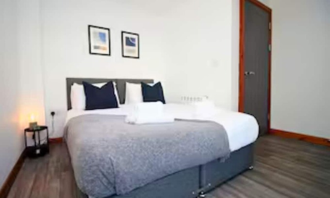 Uplands Apartment | 2 Bed Flat, 2 En-Suites, Parking, Sleeps 6