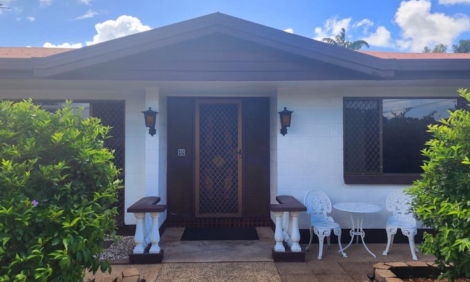 Manunda House | Chill out space close to town.