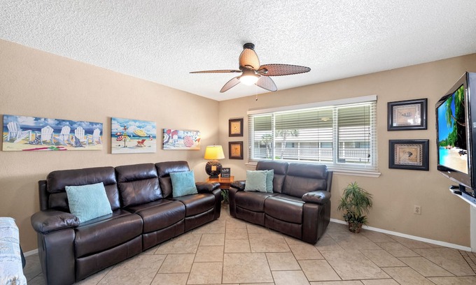 Port Aransas Condo | Roomy 1 BDRM block from the BEACH Large Pool w/a Private Courtyard