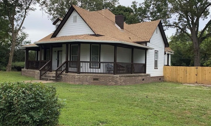 Whiteville House | Marvelous 8 BR Home in Breathtaking Whiteville TN. Extraordinary Parking