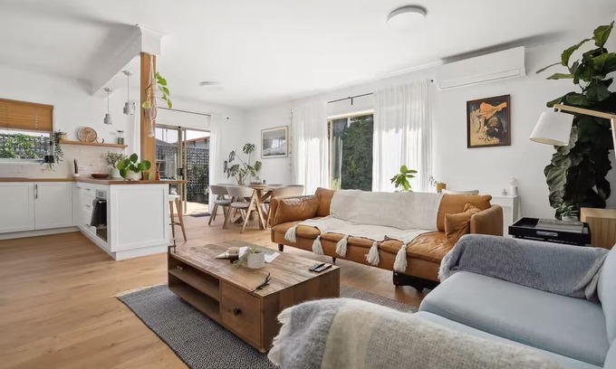 Geelong House | Spring Street Townhouse - walk everywhere!