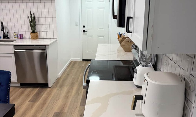 Lansing House | Spacious 6-bedroom house with AC, WiFi in lovely Lansing