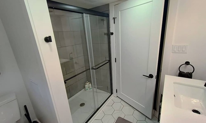 Gaines Cottage | Lotus Point Riverside Retreat