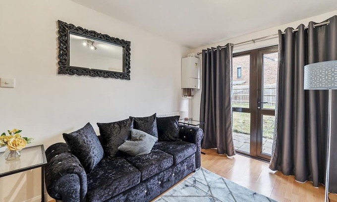 Weybridge Apartment | Cosy 1Bed Weybridge Ideal for 2! | Pass the Keys